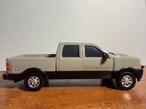 Ertl 1:24 John Deere Super Cab Pick Up Truck Toy W/Tow Hitch - Picture 1 of 14
