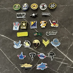 27 Stück Militär Thema Kroko Charm Set mit Marine, Armee, Luftwaffe Designs - Bild 1 von 6