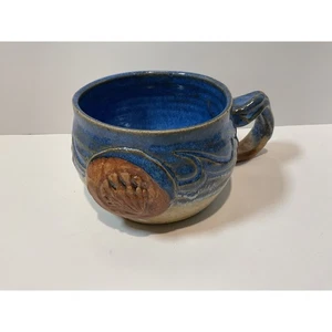 Handgefertigte Keramik Tasse blaue Wellen Muschel Akzent signiert Handwerk Kaffeetasse - Bild 1 von 7