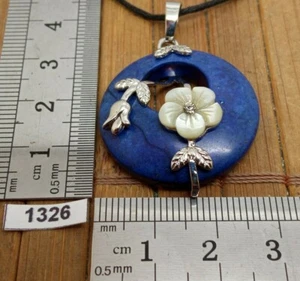Pendentif donut LAPIS LAZULI naturel et fleur blanche sculptée + cordon reglable - Picture 1 of 3