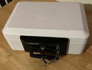 Caja de cerradura ignífuga Sentry Fire Chest 1900 usada - Imagen 1 de 10