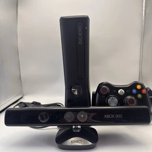 MICROSOFT XBOX 360 SLIM NERA CON CONTROLLER+KINECT+COMPLETA DI CAVI - Foto 1 di 10