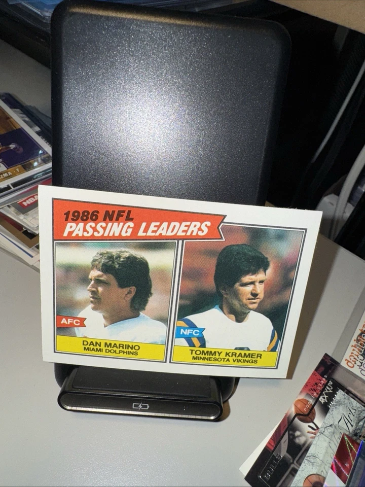 Casi nuevo 1987 Topps Fútbol #227 NFL Passing Leaders con Marino y Kramer Salón de la fama. Foto 1 de 1