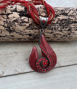 Halskette, Collier, Modekette,mehrreihig,gedreht, grosse Spirale,Strass rot NEU - Bild 1 von 2