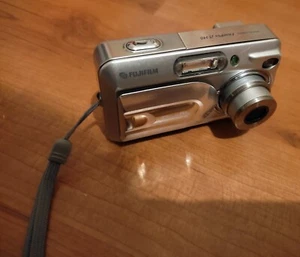 Fujifilm Finepix A340 Digital Kamera, Display zeigt nur weißes Bild, kaputt - Bild 1 von 8