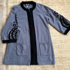 Cárdigan Suéter Bob Mackie Usable Arte Bordado Gris Y Negro Talla L - Imagen 1 de 7