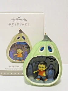 NEU Hallmark Ornament 2017 Happy Halloween! 3. in der Serie Zombie B6 - Bild 1 von 4