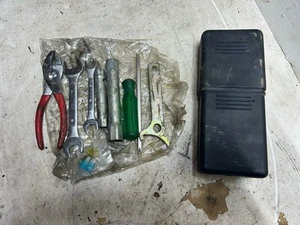 Can-Am Bombardier Outlander Max 400 4x4 HO OEM STOCK TOOLS OEM TOOL BAG KIT SET - Foto 1 di 3