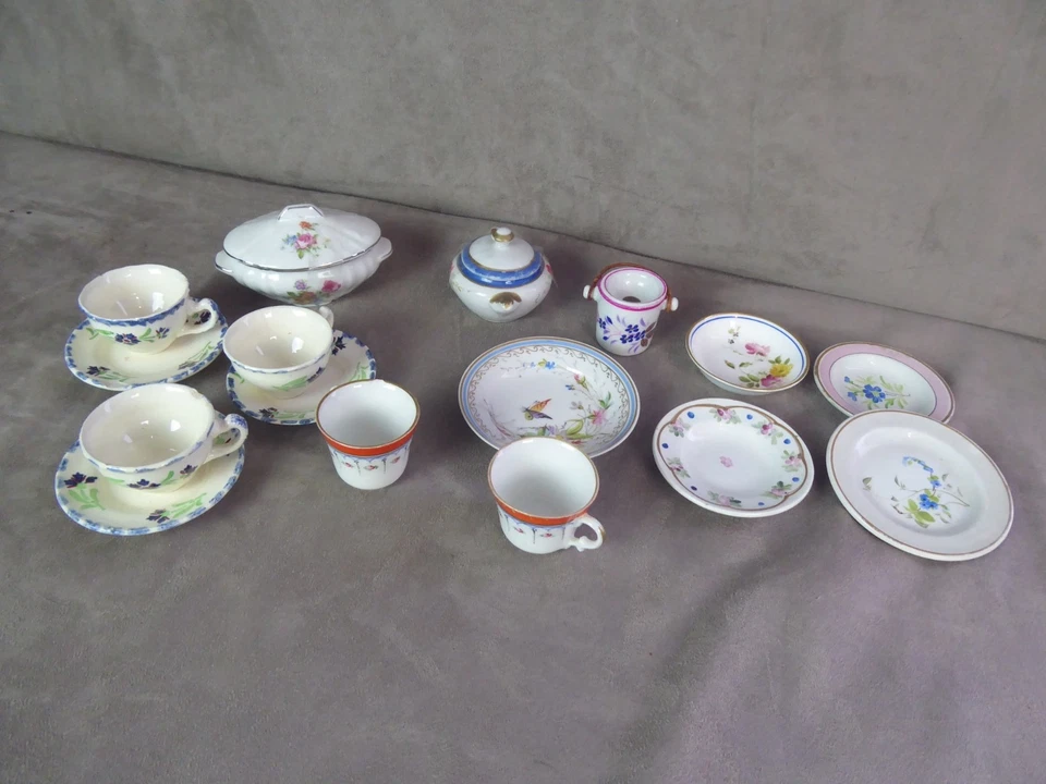 QUELQUES ELEMENTS DE DINETTE, anciens. Porcelaine et faïence. - Immagine 1 di 4