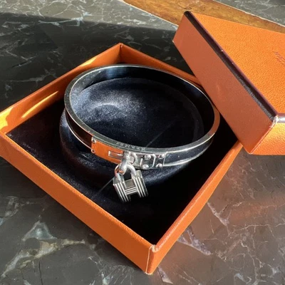 Brazalete Brazalete Hermes Kelley H Kick Plata Metal Negro Auténtico con Caja Usado  Foto 1 de 4