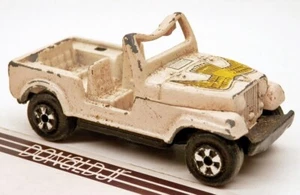 Jeep CJ Ertl Dukes of Hazzard Daisy's con capucha escala 1/64 (Hong Kong) RARO - Imagen 1 de 2
