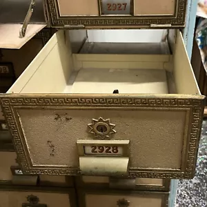 Vintage 1967 Ottone Ufficio Postale USA Cassetto postale POS Porta Grande (VENDITA SINGOLA) - Foto 1 di 15