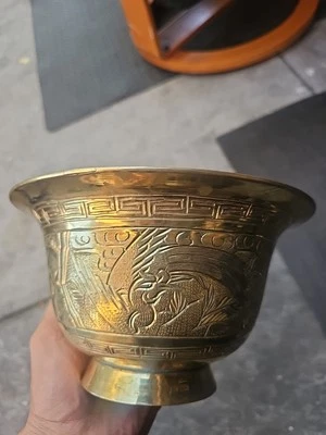 Antiguo cuenco chino de latón pesado con diseño de dragón  Foto 1 de 4