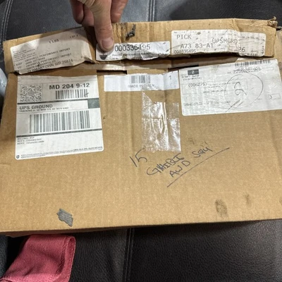 Placa trasera Maserati genuina apta para Ghibli Levante Quattroporte 2014-2022 OEM 335495 Foto 1 de 4