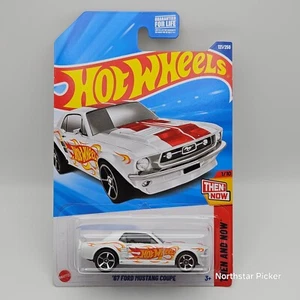 Hot Wheels 2025 | Ford Mustang Coupè '67 | Bianco | Than and Now 1/10 | #121 NUOVO! - Foto 1 di 3