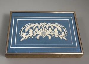 Arte popular enmarcado cortado en papel firmado por Trudy Kauffman 1983. Pájaros, corazón, ramas - Imagen 1 de 4