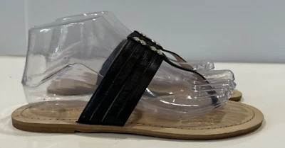 Sandalias planas Kate Spade para mujer 8 de cuero negro con tanga dorada con tiras Foto 1 de 4