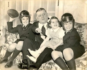Impresionante foto original de fútbol americano Bert Bell HOF de 8x10 con nietos - Imagen 1 de 2