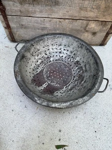 Primitive  Rustic Tin Tinware Metal Colander Strainer  Bowl Handles Farmhouse - Picture 1 of 13