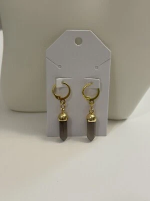 Pendientes de aro Huggie chapados en oro de 24K con dije de piedra gris gota Foto 1 de 3