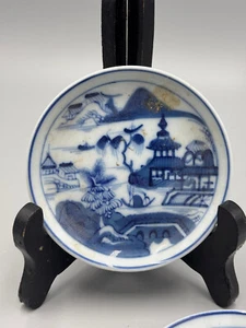 Lotto 2 piatti porcellana blu cantone stile esportazione cinese Mottahedeh 3 3/4'' - Foto 1 di 5