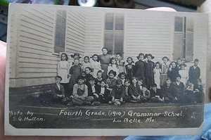 4TH GRADE GRAMMAR SCHOOL PICTURE POSTCARD 1910 LA BELLE MISSOURI - Picture 1 of 3