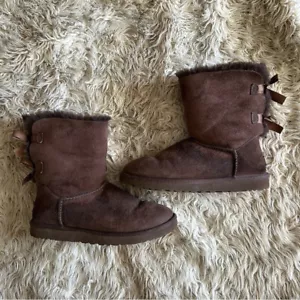 UGG Botas Sherpa Marrón Chocolate Bailey Bow II Marrón Oscuro Mujer 8 - Imagen 1 de 7