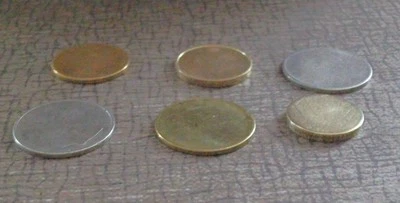 LOTE DE COLECCIÓN de 6 MONEDAS MISTERIOSAS ERROR PLANCHET EN BLANCO * Latón Bronce EXTRANJERAS Foto 1 de 4