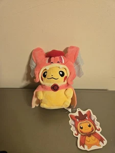 Pokemon Center Original Pikachu trägt roten Gyarados Poncho Plüsch Puppe Stofftier - Bild 1 von 10