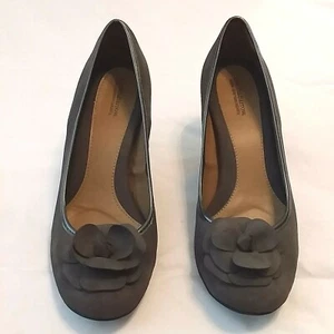 Croft & Barrow Sole(sense)ability Gray Suede Size 8 M Pumps with Flower  - Picture 1 of 8