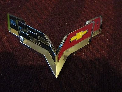 Chevrolet Corvette C7 2014 2015 emblema de cubierta de parachoques trasero nuevo de fábrica OE 23109577 Foto 1 de 4