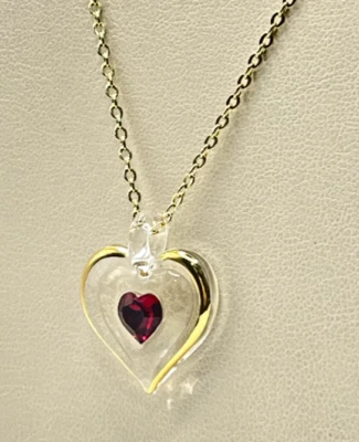Collar de cadena colgante de corazón de vidrio de circonita cúbica roja chapado en oro de 18" Foto 1 de 4