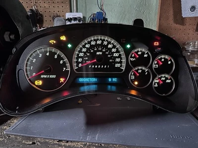 GMC Envoy Denali 2006-2009 cuadro de instrumentos 15945374 reconstruido programa de kilometraje Foto 1 de 4