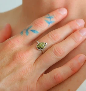 Baltischer Bernstein Ring mit Birnenschliff - echter grüner Bernstein, S925, Größe 8 - Bild 1 von 7