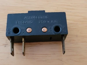 1pcs- Microinterruttore Arcolectric AC250V Pulsante momentaneo - Foto 1 di 4