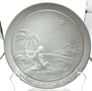 Frankoma Weihnachtsteller 1976 "The Gift of Love" Frankoma Keramik Vintage - Bild 1 von 6