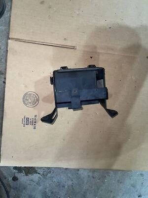 Suzuki Katana 600 GSX600F 1990 trasero trasero trasero bandeja de batería plástico Foto 1 de 3