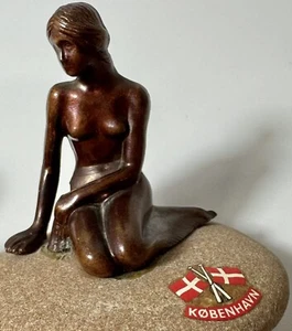 Sirenetta Copenaghen tono bronzo su roccia piccola souvenir Kobenhavn vintage - Foto 1 di 5