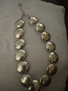 ...LIZ CLAIBORNE...goldfarbene gewölbte Scheibenplatten mit ausgeschnittenen Sternen Halskette... - Bild 1 von 8