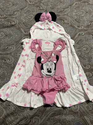 Traje de baño de una pieza con lentejuelas y capucha con cremallera bordada con volantes de Minnie Mouse Foto 1 de 4