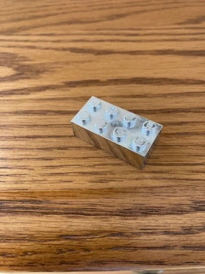 Lego 2x4 peça de tijolo cromado prata # 3001 - 25º aniversário - BRILHANTE - Imagem 1 de 4