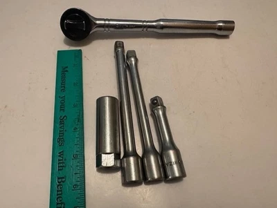 VINTAGE BENCHTOPP 3/8" DRIVE RATCHET + 3 SOCKET EXTENSIONS + 5/8" SPARK PLUG SKT - Image 1 of 4