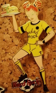 DIVISA CALCIO HARD ROCK CAFE LEEDS CAPELLI ZENZERO INDOSSA FOOTBALL GIRL 2003 SPILLA - Foto 1 di 3