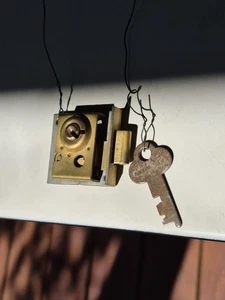 Antikes Stahl Schranktür- oder Schubladenschloss mit 1 Flachstahlschlüssel L7 - Bild 1 von 7