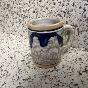 Vintage 4 Unzen German Stein Becher mit geprägten Motiven in Beige und Blau Farben - Bild 1 von 10