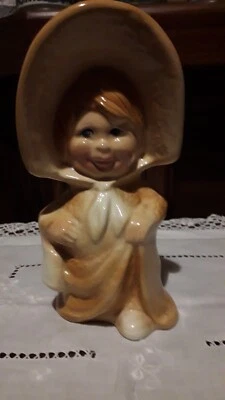 KINGSTON POTTERY HULL MADE IN ENGLAND  YOUNG GIRL CHILD IN LARGE BONNET - Image 1 of 4