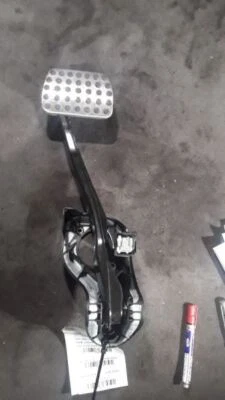 Mercedes Benz E350 2014 montaje de pedal de parada de freno Foto 1 de 4