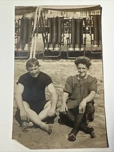 Coppia costumi da bagno spiaggia Cabana Ocean antica 1900 RPPC vera foto cartolina vintage - Foto 1 di 13