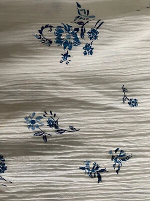 Tela de gasa plisada blanca con flores azules coser/colcha/artesanal 60" x 2,5 yardas Foto 1 de 3