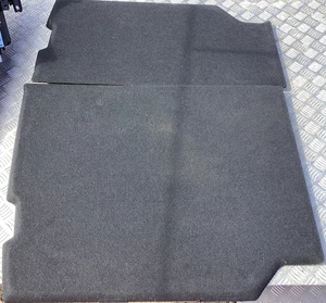 Original Toyota Yaris Cross Heck Innenraum Hart Teppich Kofferraumwanne 2021-25 zwei Stück - Bild 1 von 4